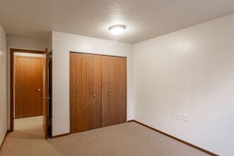 CR Flats in Coon Rapids, MN - Building Photo - Interior Photo
