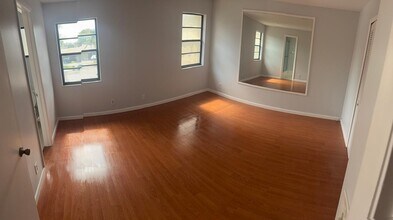 6180 Pine Tree Ln in Tamarac, FL - Building Photo - Building Photo