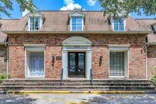 2727 Briarhurst Dr in Houston, TX - Building Photo