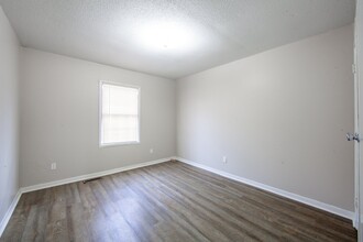 125 N Fairground St in Jackson, TN - Building Photo - Interior Photo