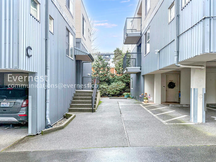 9520 1st Ave NE in Seattle, WA - Foto de edificio