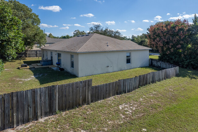 702 N 4th Ave in Deltona, FL - Foto de edificio - Building Photo