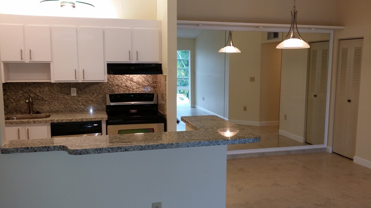 4760 NW 102nd Ave, Unit 208 in Doral, FL - Building Photo
