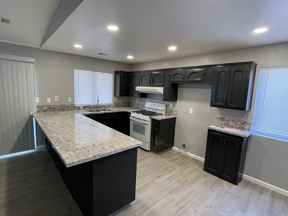 2800 E Valley Oaks Dr in Visalia, CA - Building Photo