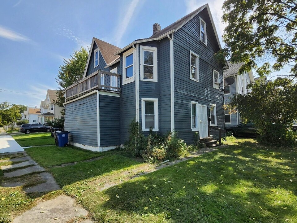 2033 W 98th St in Cleveland, OH - Building Photo