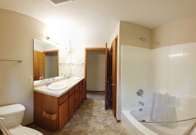 1560 Gunston Dr in New Richmond, WI - Building Photo - Building Photo