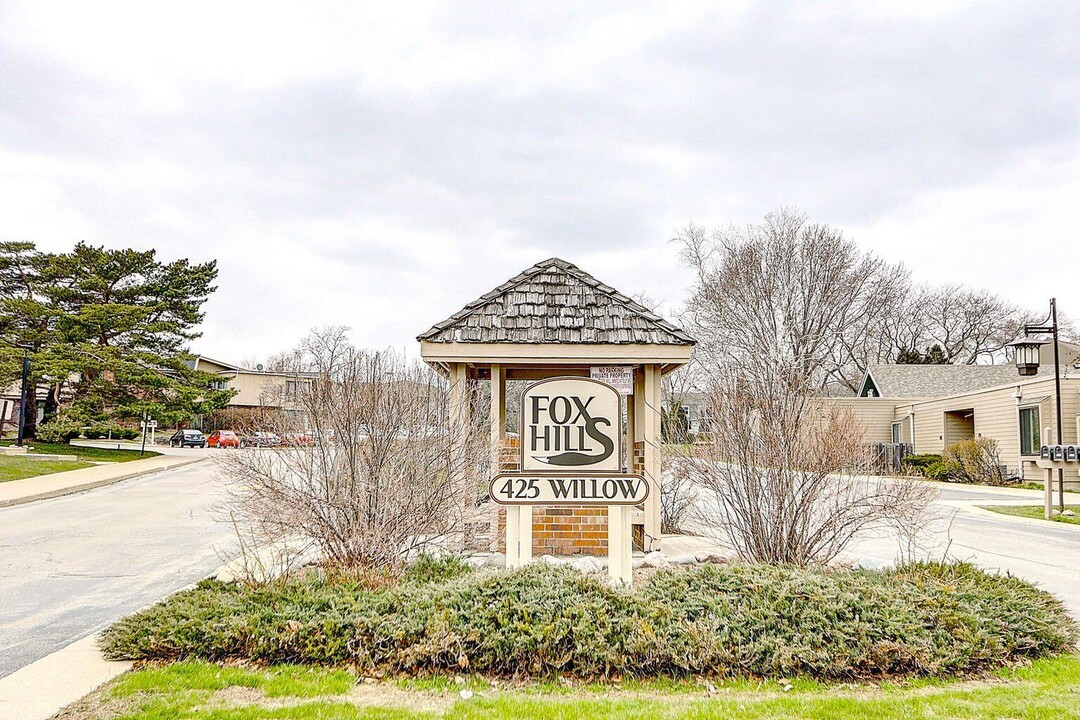 425 W Willow Ct-Unit -103 in Fox Point, WI - Building Photo