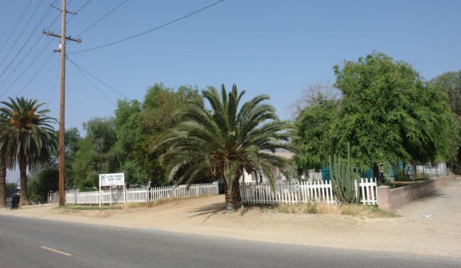 Mobile Home Park in Riverside, CA - Foto de edificio - Building Photo