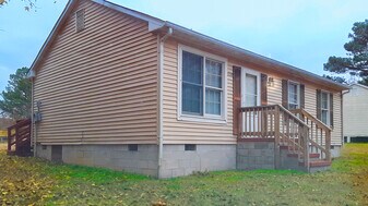 520 Lancaster Creek Dr in Lancaster, VA - Building Photo