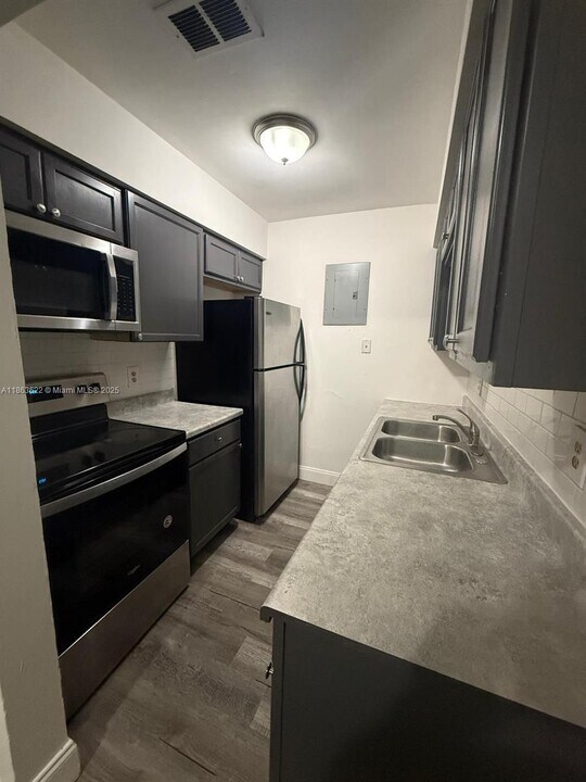4121 NW 30th Terrace in Lauderdale Lakes, FL - Building Photo