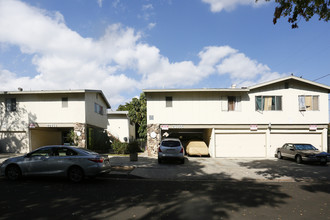 20755-20763 Hartland St in Winnetka, CA - Foto de edificio - Building Photo