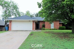 927 Castle Rd in Edmond, OK - Building Photo