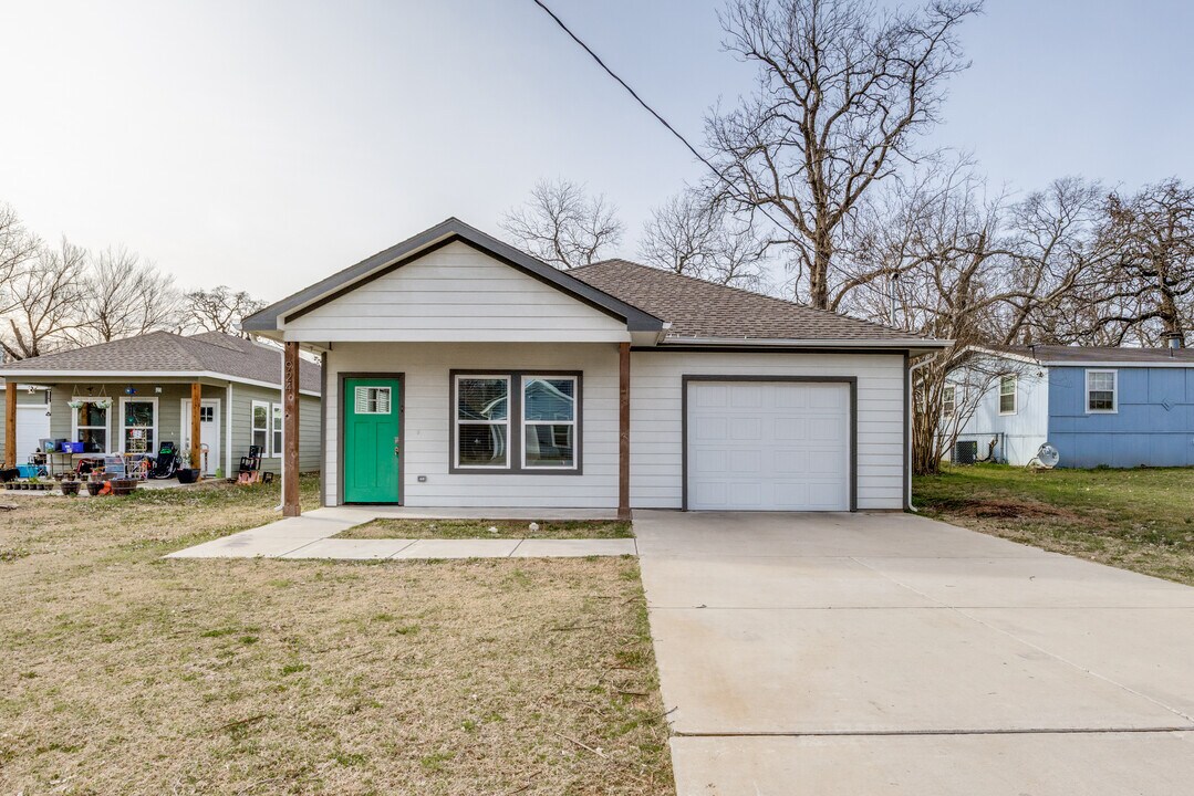 924 W Collins St in Denison, TX - Building Photo
