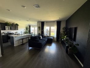 1205 Canterbury Ln in Ennis, TX - Foto de edificio - Building Photo