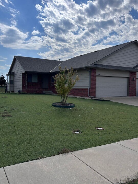 2307 Coolwater St in Kechi, KS - Building Photo