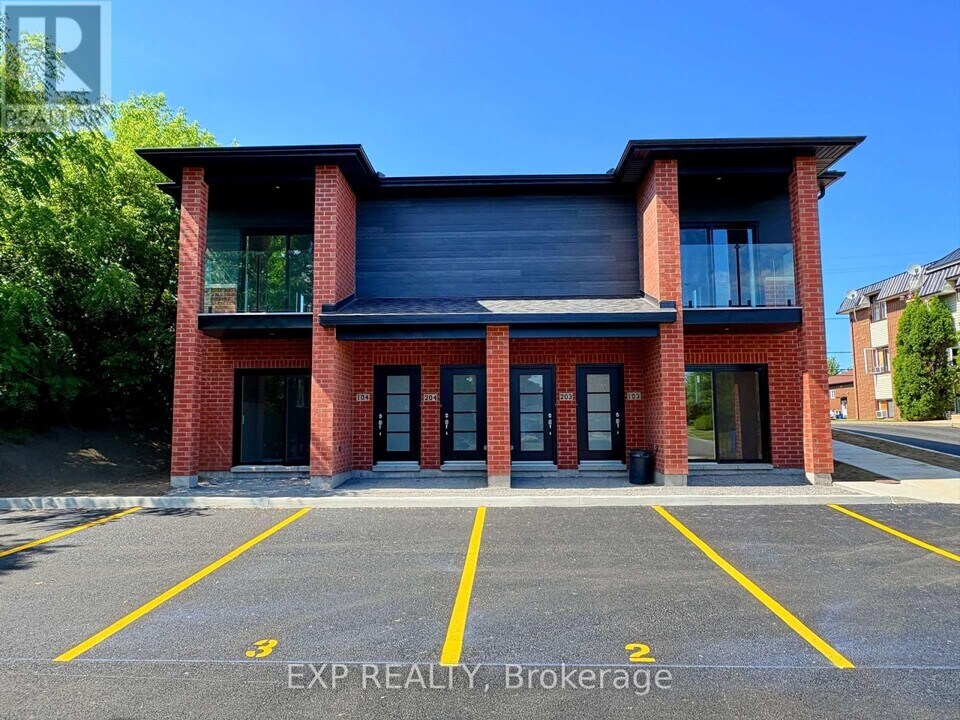 897-897 Laurier St in Clarence-Rockland, ON - Building Photo