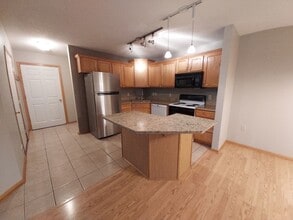 2340 Oakridge Cir in Hudson, WI - Building Photo - Building Photo