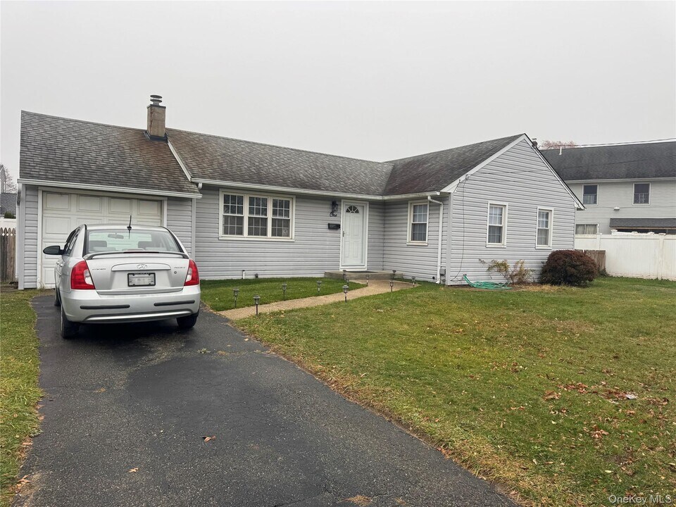 1 Beachwood Dr in Babylon, NY - Foto de edificio