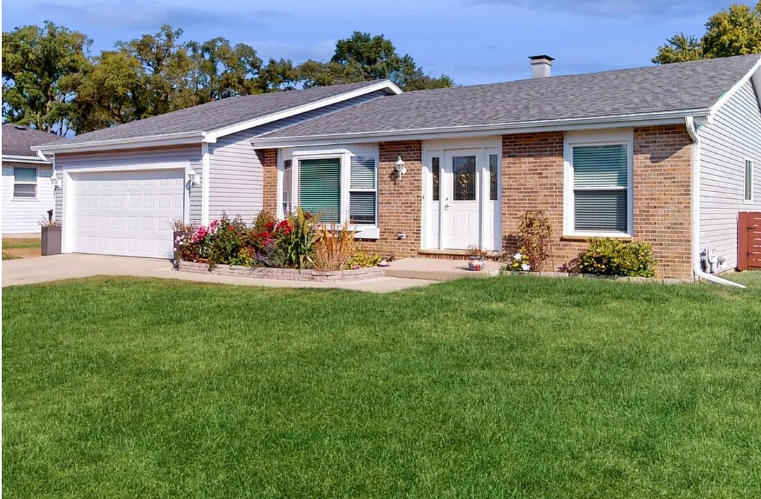 1410 N Scully Dr in McHenry, IL - Building Photo