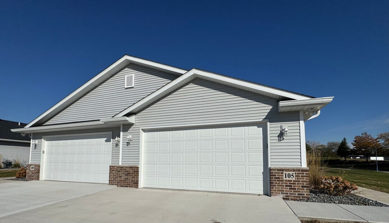 105 Beacon Harbor Pkwy in East Moline, IL - Building Photo