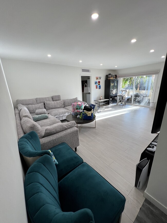 5328 Newcastle Ave, Unit Encino Penthouse in Encino, CA - Building Photo - Building Photo
