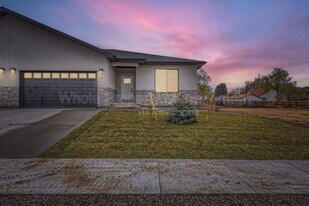 31 S Gray St in Lakewood, CO - Building Photo