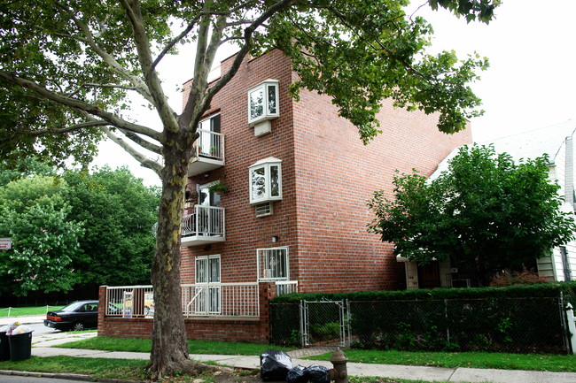 14001 32nd Ave in Flushing, NY - Foto de edificio - Building Photo