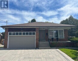 973 Willowdale Ave in Toronto, ON - Building Photo
