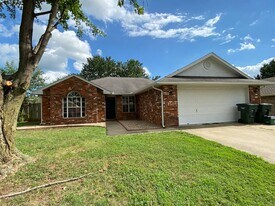 4377 W Cheyenne Dr in Fayetteville, AR - Building Photo