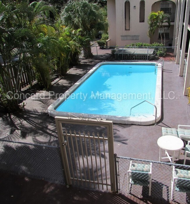 1505 SW 2nd St-Unit -206 in Fort Lauderdale, FL - Foto de edificio - Building Photo