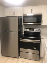 9355 Fontainebleau Blvd in Miami, FL - Building Photo - Building Photo