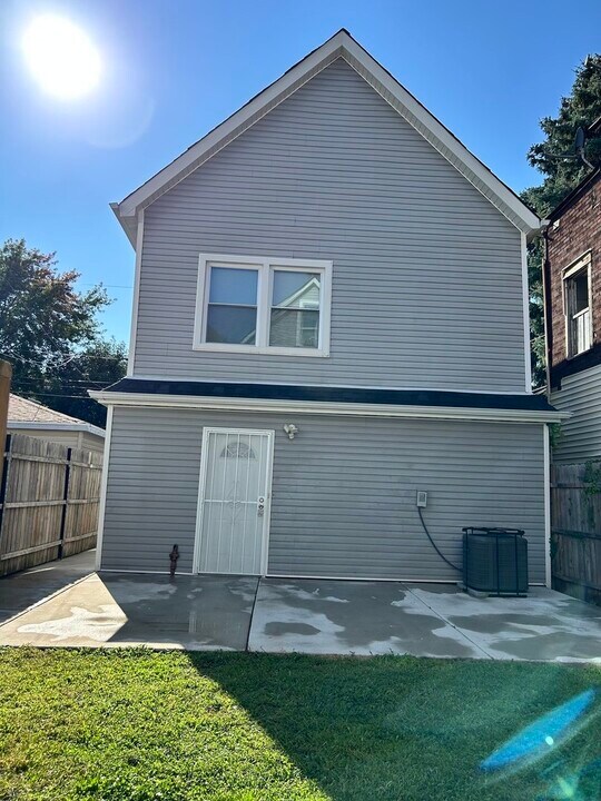 8404 S Exchange Ave in Chicago, IL - Building Photo