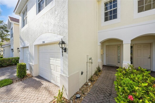 996 Hampton Cir in Naples, FL - Building Photo - Building Photo