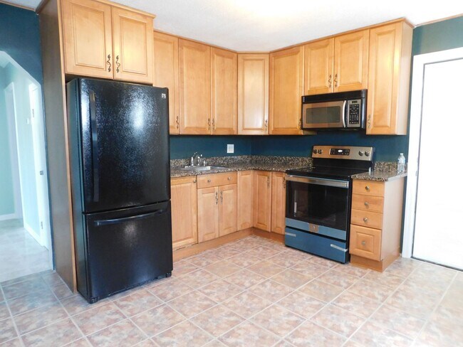 95 Barbara Ln-Unit -Front in Levittown, NY - Building Photo - Building Photo