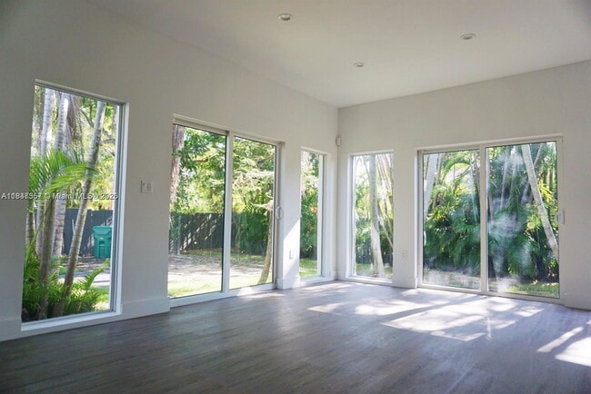 2450 SW 19th Ave in Miami, FL - Foto de edificio - Building Photo