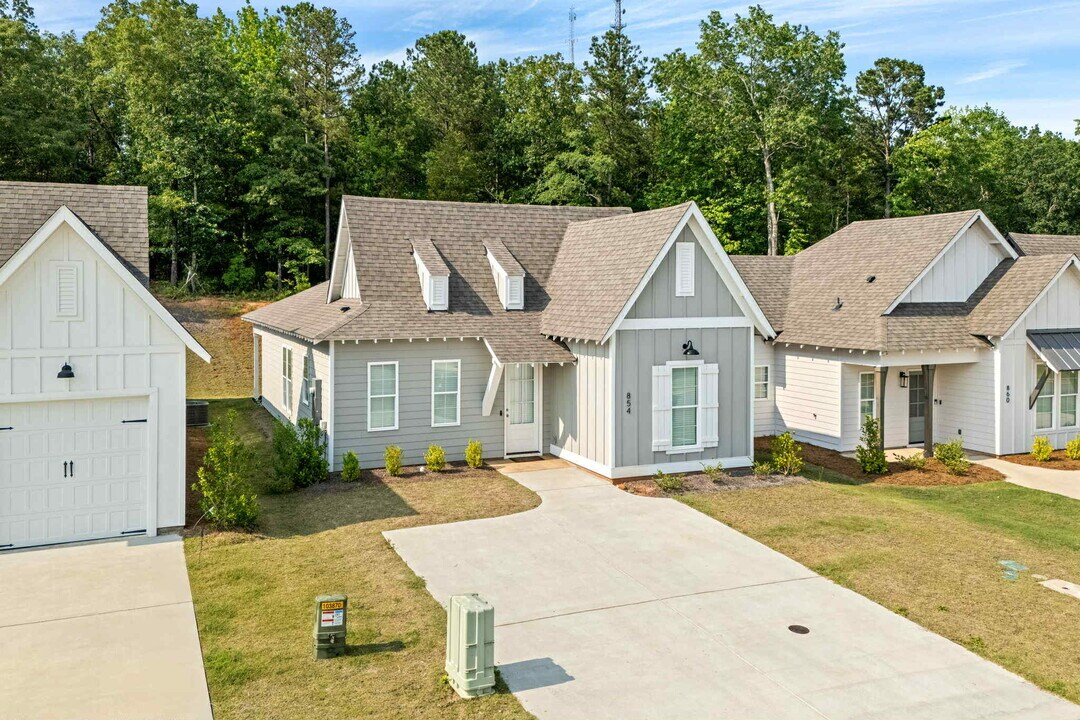 854 Village Dr in Opelika, AL - Building Photo