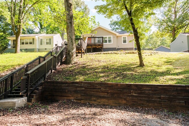 property at 712 Woodlawn Dr