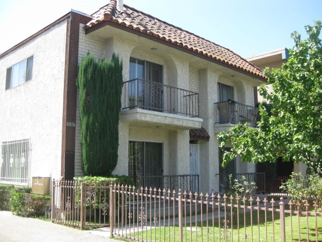 10836 Camarillo St in North Hollywood, CA - Foto de edificio