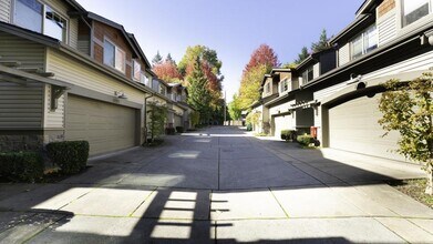 12215 NE 103rd Ln in Kirkland, WA - Building Photo - Building Photo