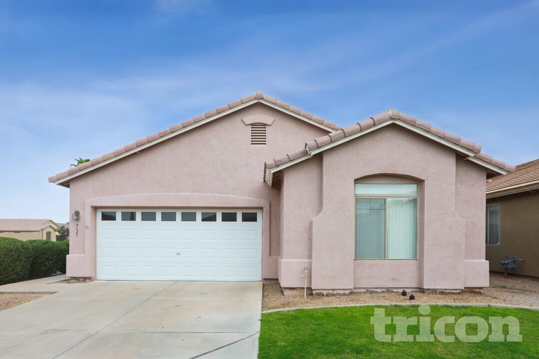 735 S Bedford Dr in Chandler, AZ - Foto de edificio