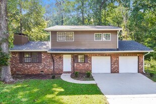 1821 Pine Creek Dr in Austell, GA - Building Photo
