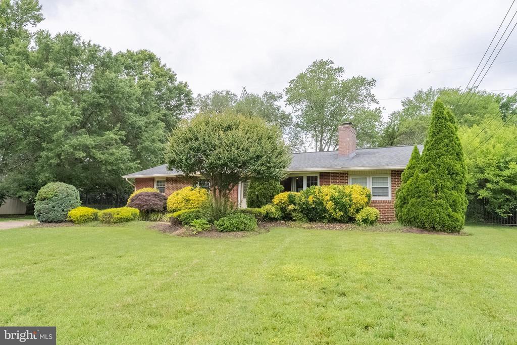 5008 Treetop Ln in Alexandria, VA - Building Photo