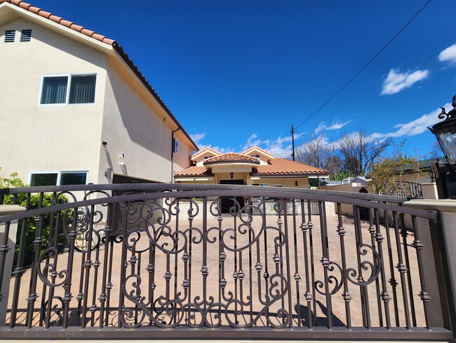 20311 Bryant St in Winnetka, CA - Foto de edificio - Building Photo