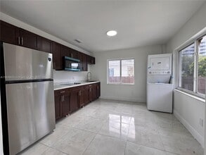 2803 SW 26th St in Miami, FL - Foto de edificio - Building Photo