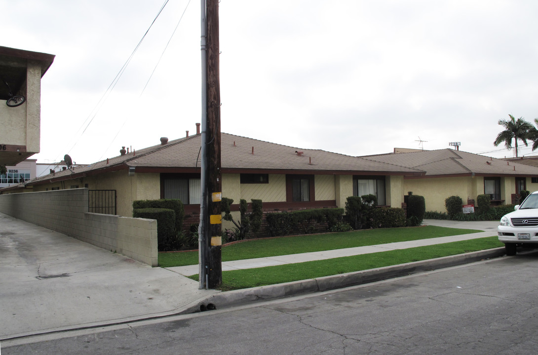 11714 Coldbrook Ave in Downey, CA - Foto de edificio