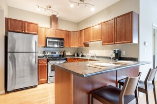 10319-10111 111 St NW in Edmonton, AB - Building Photo