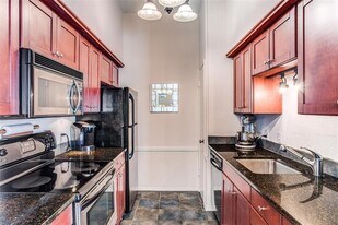 10421 High Hollows Dr in Dallas, TX - Building Photo