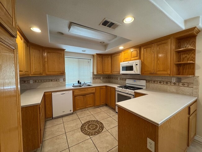 5917 Dorset Dr in Bakersfield, CA - Building Photo - Building Photo