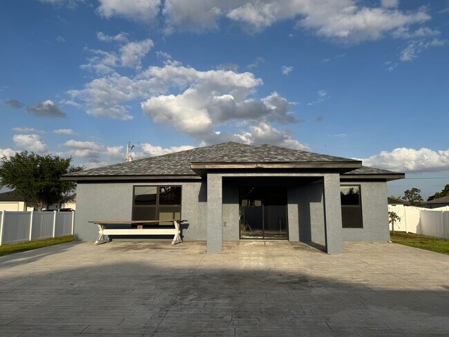 1330 NE 6th Pl in Cape Coral, FL - Building Photo - Building Photo