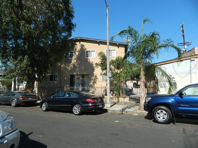 1679-1681 E 33rd St in Los Angeles, CA - Building Photo